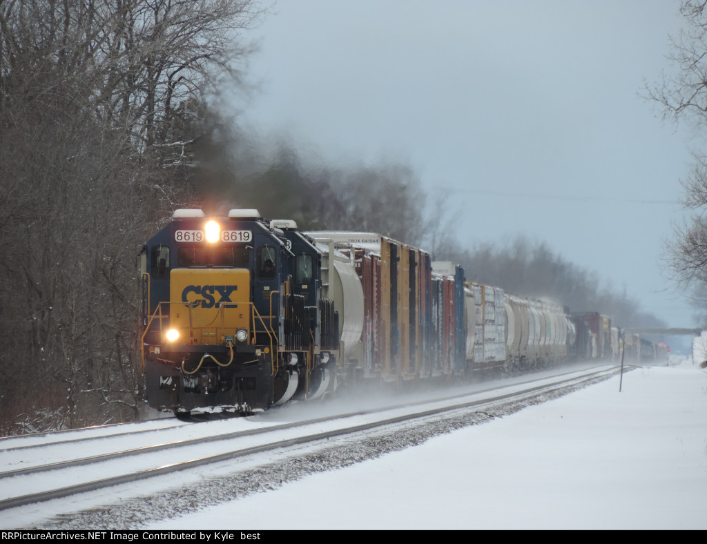 CSX 8619 on M560